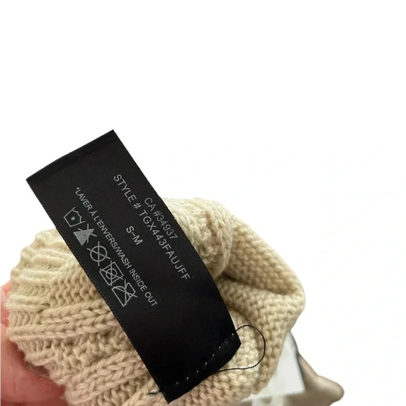 5/20$ NWT ⚡️HOST PICK⚡️Tag sandshell pair of knitted gloves size small medium - Picture 7 of 8